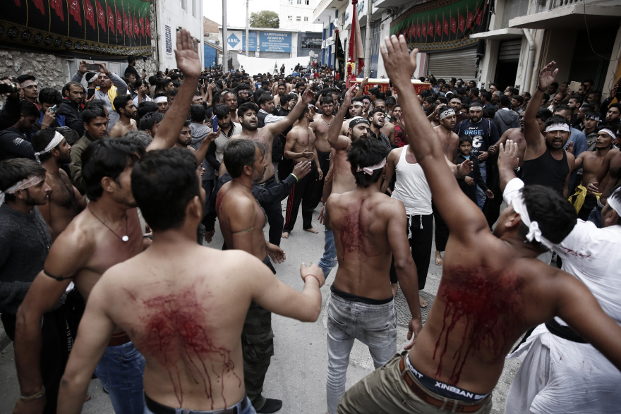 Φωτογραφίες: Σιίτες μουσουλμάνοι αυτομαστιγώθηκαν στον Πειραιά γιορτάζοντας την Ασούρα 