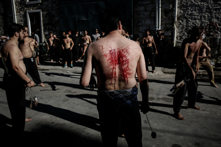 Φωτογραφίες: Σιίτες μουσουλμάνοι αυτομαστιγώθηκαν στον Πειραιά γιορτάζοντας την Ασούρα 