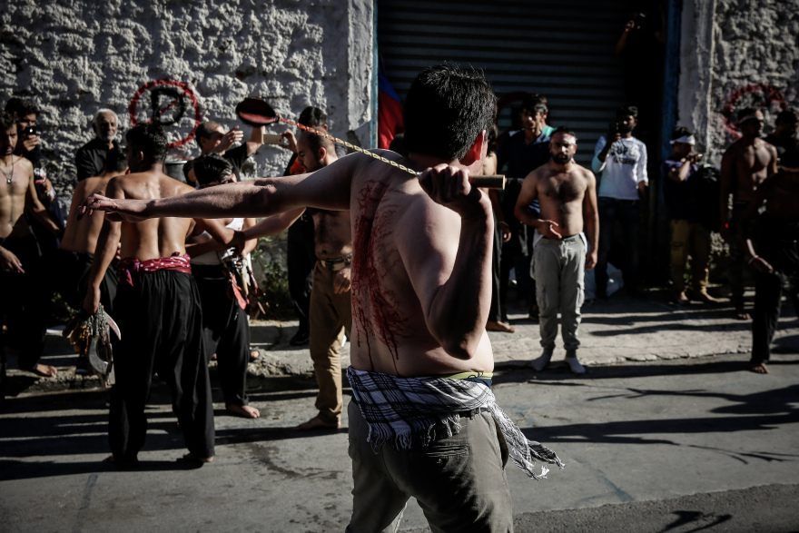 Φωτογραφίες: Σιίτες μουσουλμάνοι αυτομαστιγώθηκαν στον Πειραιά γιορτάζοντας την Ασούρα 
