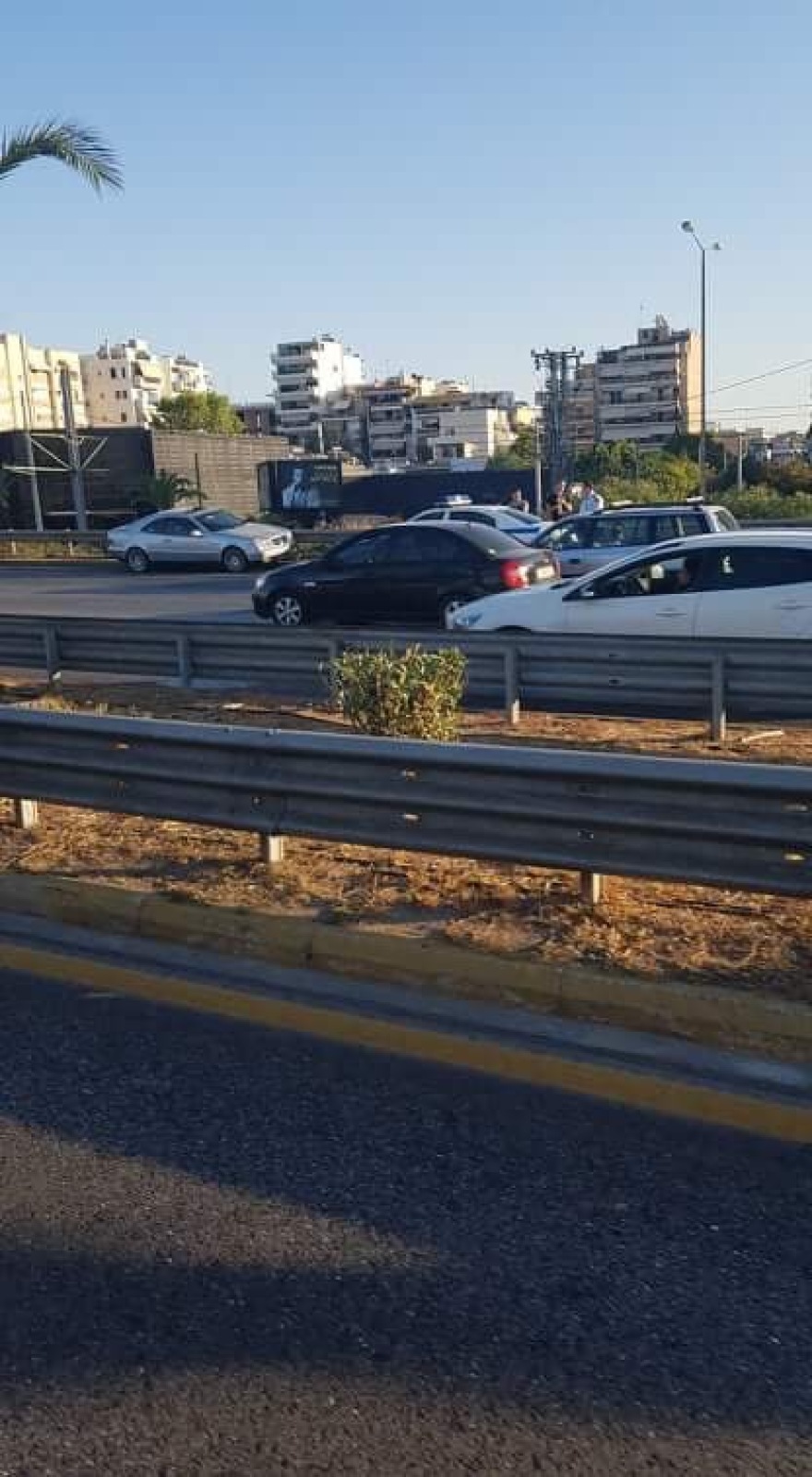 Φωτογραφίες: Αυτοκίνητο μπήκε ανάποδα στην παραλιακή