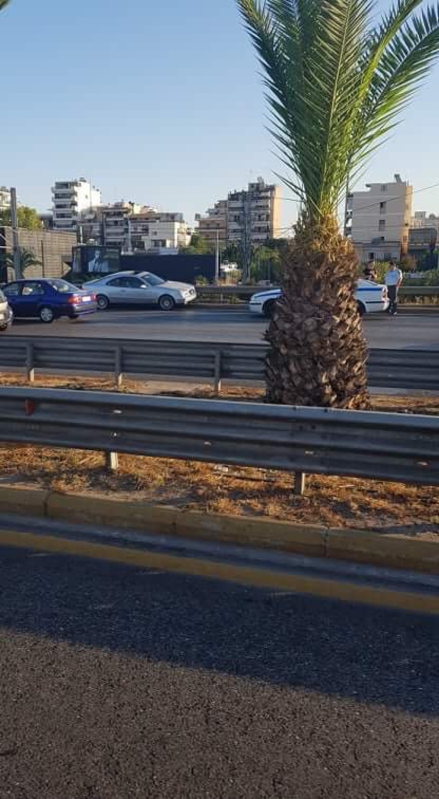 Φωτογραφίες: Αυτοκίνητο μπήκε ανάποδα στην παραλιακή