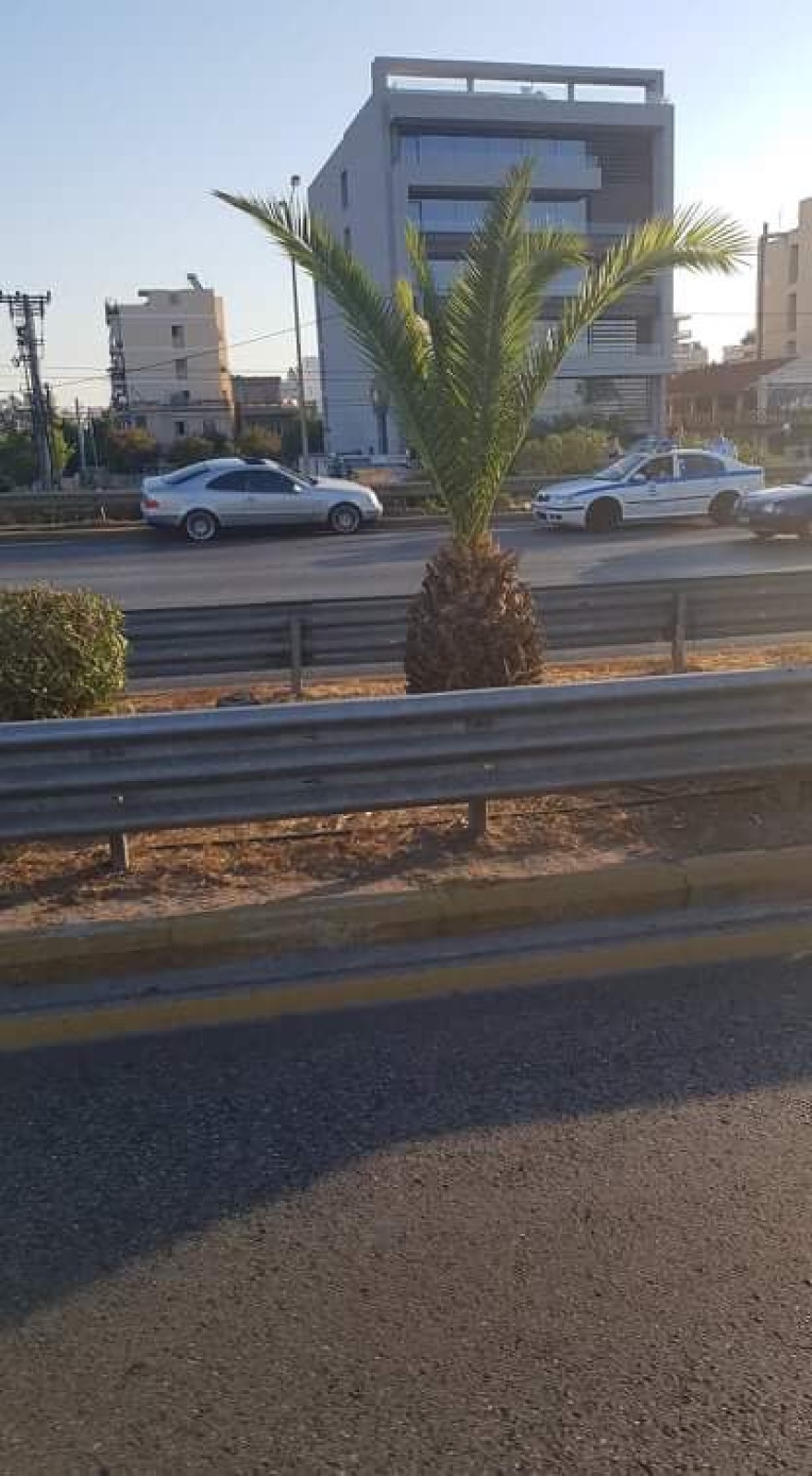 Φωτογραφίες: Αυτοκίνητο μπήκε ανάποδα στην παραλιακή