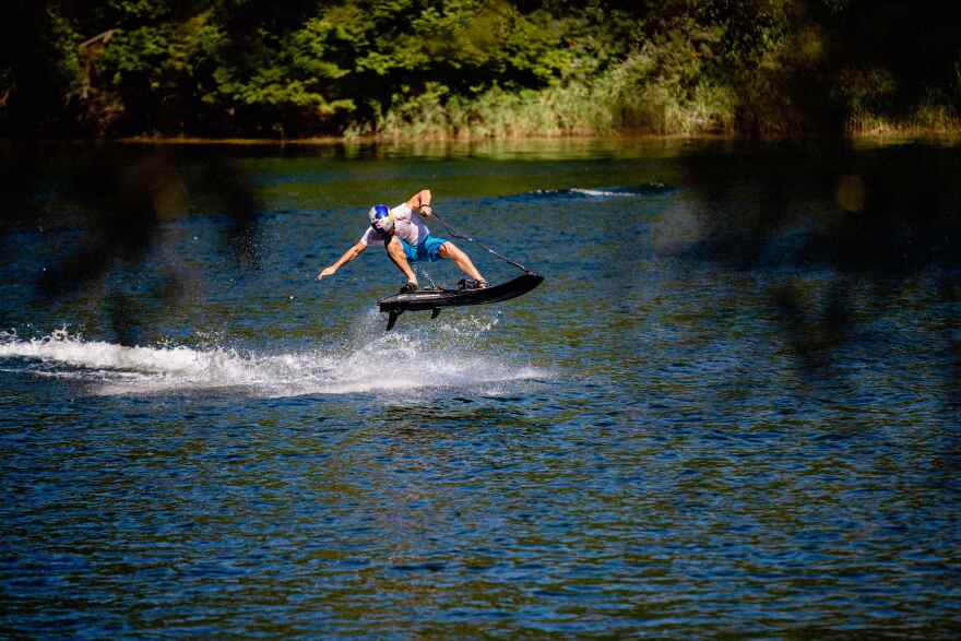 Παγκόσμια Ημέρα Ειρήνης: Ο Νικόλας Πλυτάς «σχηματίζει» στο νερό το σήμα της Ειρήνης 