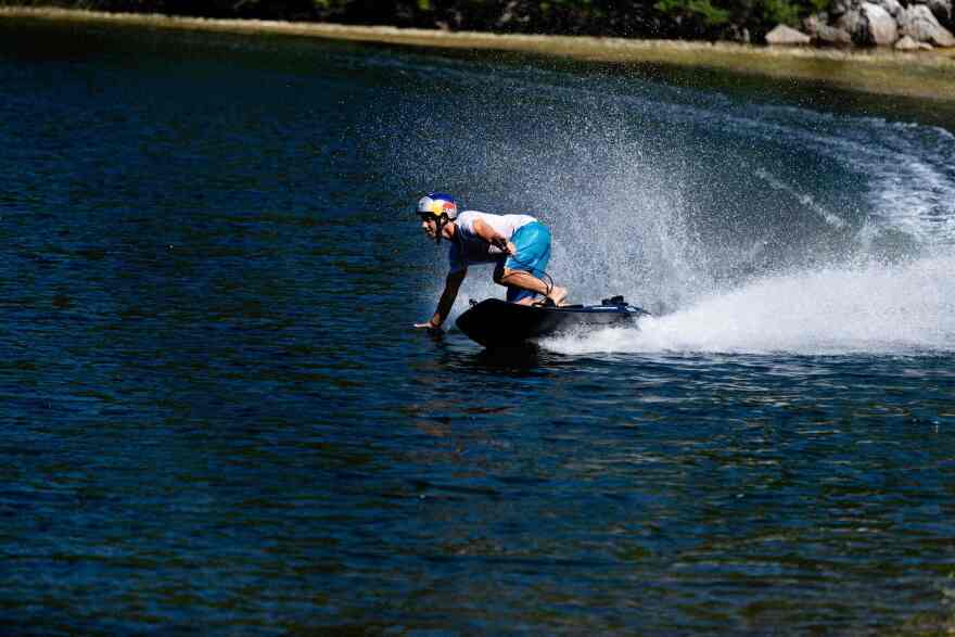 Παγκόσμια Ημέρα Ειρήνης: Ο Νικόλας Πλυτάς «σχηματίζει» στο νερό το σήμα της Ειρήνης 