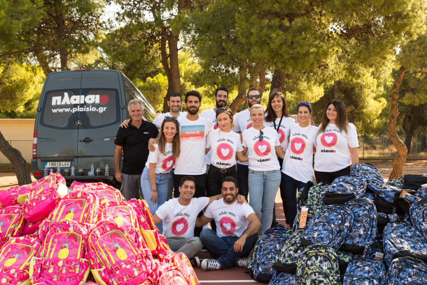 Το ΠΛΑΙΣΙΟ μοίρασε πάνω από 7.000 σχολικές τσάντες σε 54 σχολεία της Ελλάδας 
