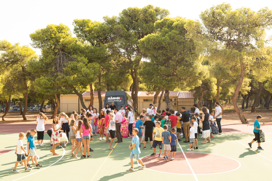 Το ΠΛΑΙΣΙΟ μοίρασε πάνω από 7.000 σχολικές τσάντες σε 54 σχολεία της Ελλάδας 