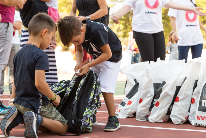 Το ΠΛΑΙΣΙΟ μοίρασε πάνω από 7.000 σχολικές τσάντες σε 54 σχολεία της Ελλάδας 