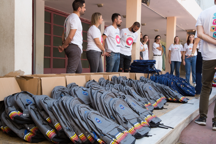 Το ΠΛΑΙΣΙΟ μοίρασε πάνω από 7.000 σχολικές τσάντες σε 54 σχολεία της Ελλάδας 