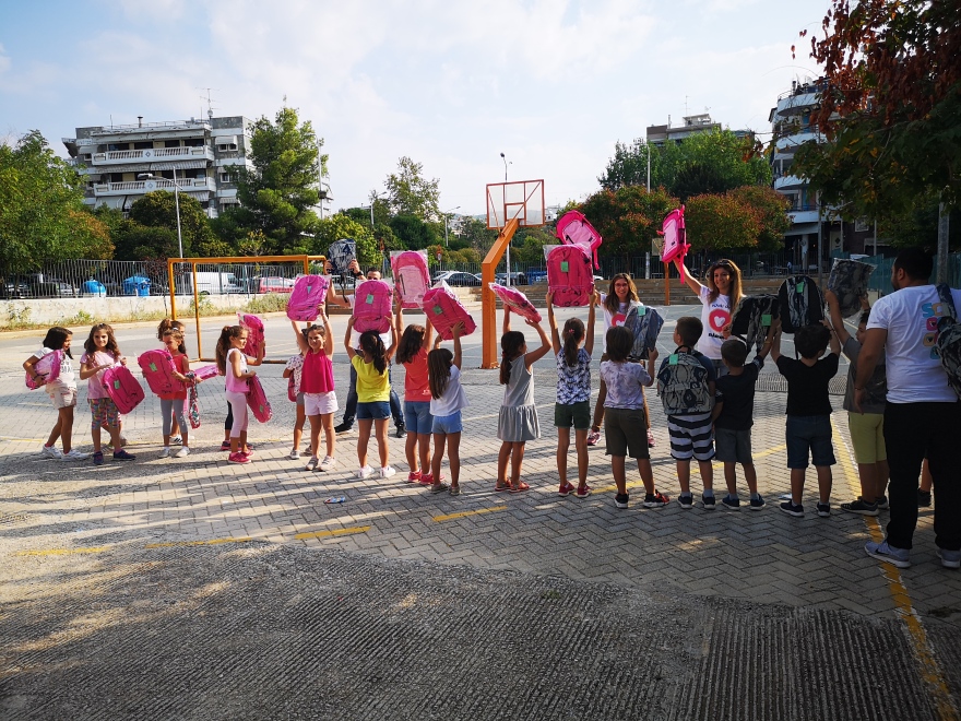 Το ΠΛΑΙΣΙΟ μοίρασε πάνω από 7.000 σχολικές τσάντες σε 54 σχολεία της Ελλάδας 