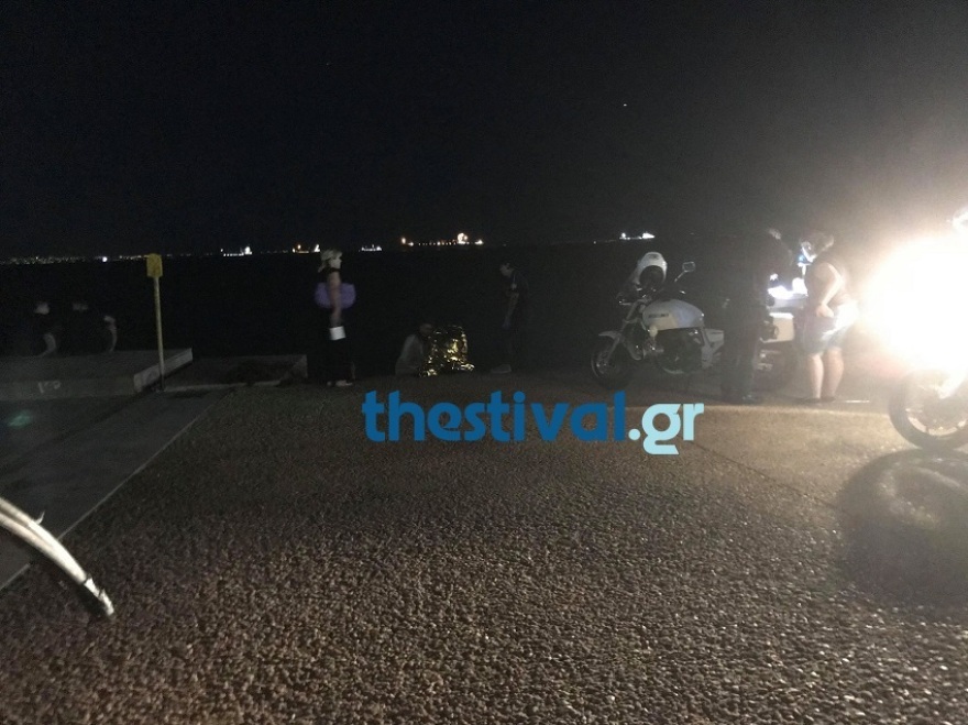 Έπεσαν στον Θερμαϊκό την ώρα που επιβιβάζονταν στο πλοιάριο «Κωνσταντής»!