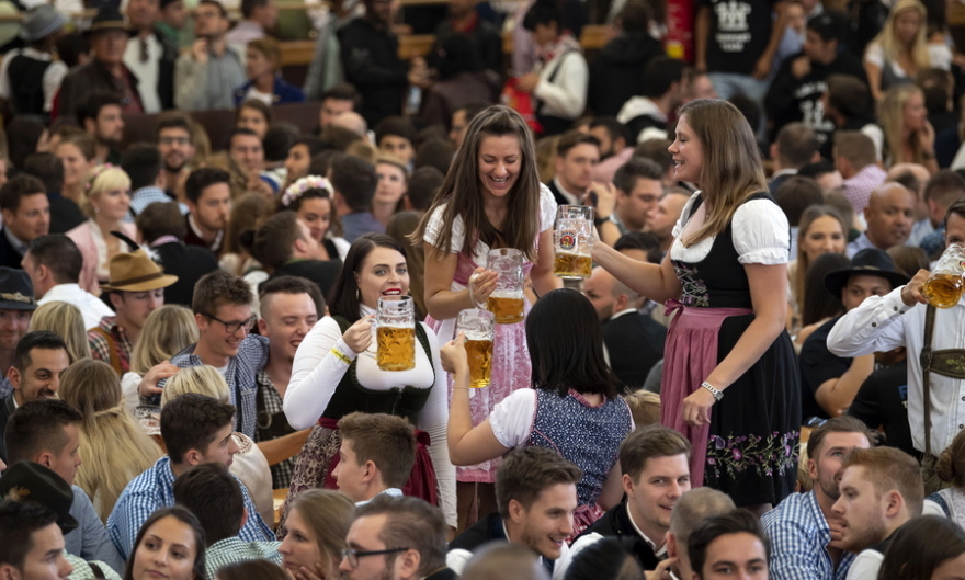Φωτογραφίες: Ξεκίνησε το περίφημο Oktoberfest - «Πλημμύρισαν» μπύρα και λουκάνικα οι δρόμοι του Μονάχου
