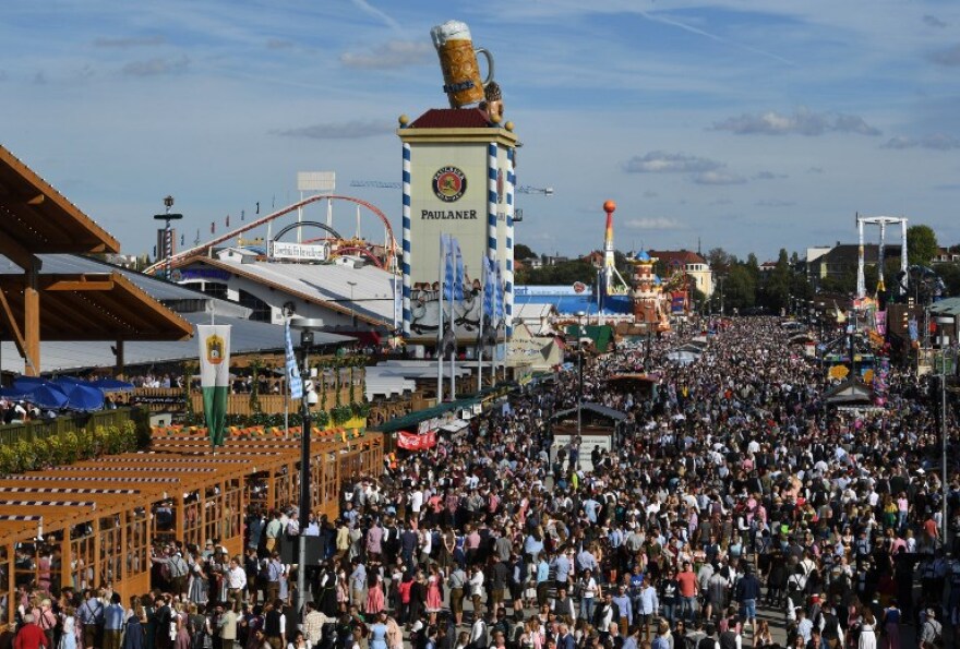 Φωτογραφίες: Ξεκίνησε το περίφημο Oktoberfest - «Πλημμύρισαν» μπύρα και λουκάνικα οι δρόμοι του Μονάχου