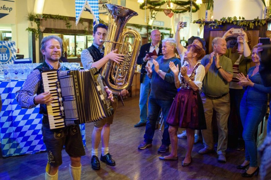 Φωτογραφίες: Ξεκίνησε το περίφημο Oktoberfest - «Πλημμύρισαν» μπύρα και λουκάνικα οι δρόμοι του Μονάχου