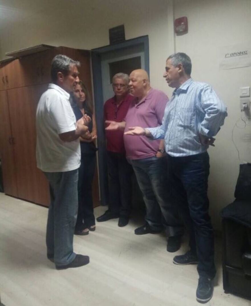 Ελεύθεροι οι τρεις δημοσιογράφοι - Θύελλα για την κάλυψη της κυβέρνησης στον Καμμένο