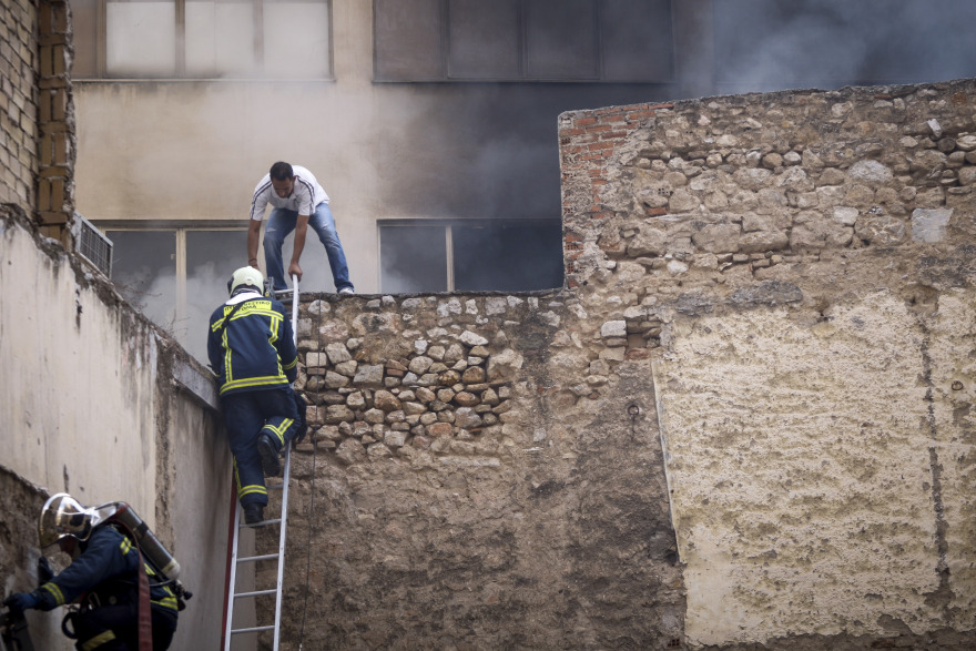 Πυρκαγιά στο Μοναστηράκι: Δέκα άτομα απεγκλωβίστηκαν από το κτήριο