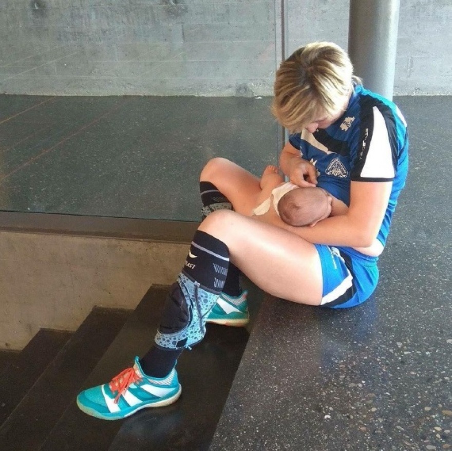 Αθλήτρια του χάντμπολ αφήνει το ματς για να θηλάσει