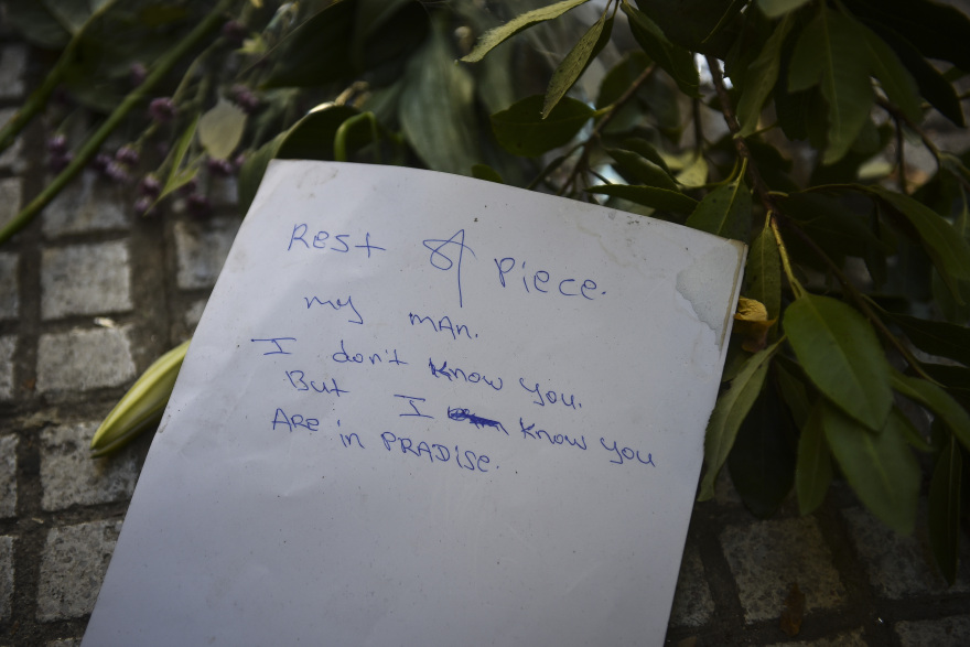 Συνθήματα, λουλούδια και «είμαστε όλα Ζακ» έξω από το κοσμηματοπωλείο στην Ομόνοια