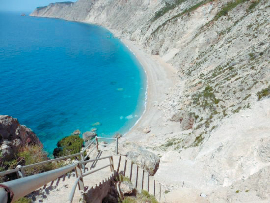 Συρματοπλέγματα στις πιο διάσημες παραλίες του Ιονίου