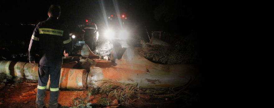 Καιρός: Σαρώνει ο «Ξενοφών» - Αποκολλήθηκε στέγη σε σχολείο στο Καματερό - Δεμένα πλοία σε Πειραιά, Ραφήνα, Λαύριο