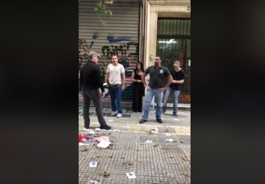Βίντεο: Ακροδεξιοί πέταξαν τρικάκια έξω από το κοσμηματοπωλείο που πέθανε ο Ζακ Κωστόπουλος