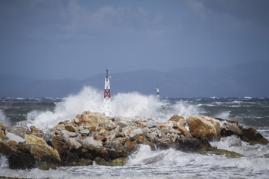 Σαρώνει ο «Ξενοφών»: 580 κλήσεις στην Πυροσβεστική για κομμένα δένδρα - αντικείμενα στους δρόμους
