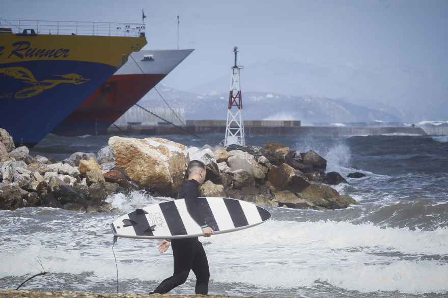 Σαρώνει ο «Ξενοφών»: 580 κλήσεις στην Πυροσβεστική για κομμένα δένδρα - αντικείμενα στους δρόμους