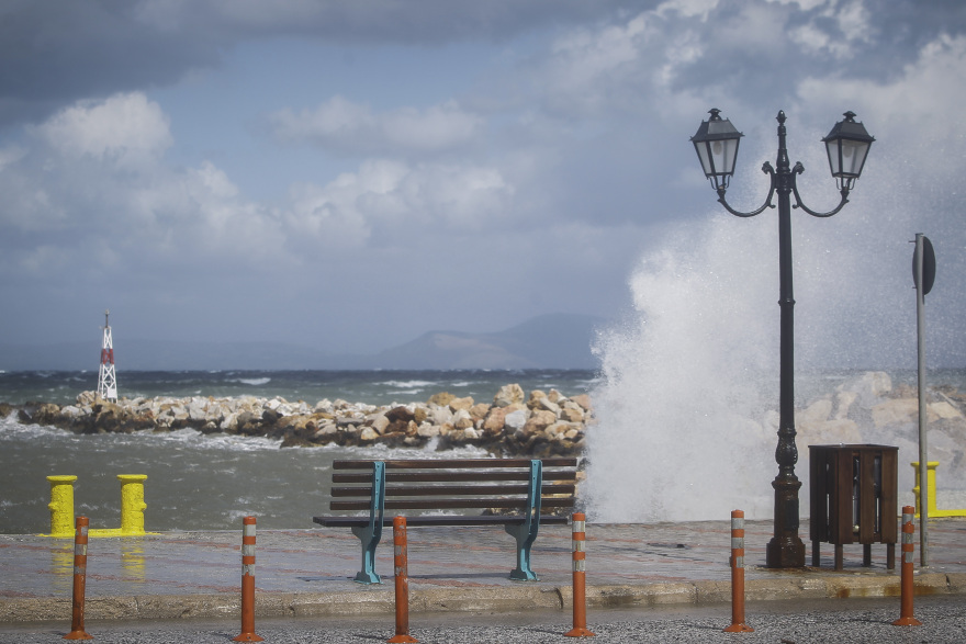 Σαρώνει ο «Ξενοφών»: 580 κλήσεις στην Πυροσβεστική για κομμένα δένδρα - αντικείμενα στους δρόμους