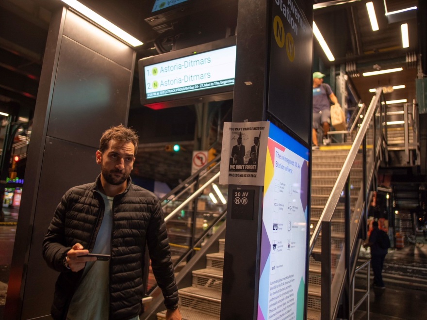 Φωτογραφίες: Γέμισαν τη Νέα Υόρκη με αφίσες «Ανεπιθύμητος ο Αλέξης Τσίπρας»