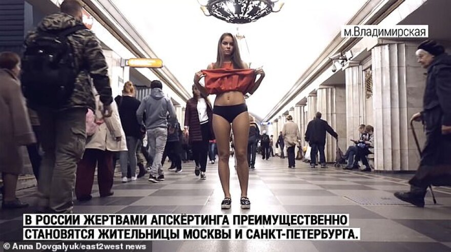 Ρωσίδα φοιτήτρια πετάει χλωρίνη στους άνδρες που κάθονται με ανοιχτά τα πόδια