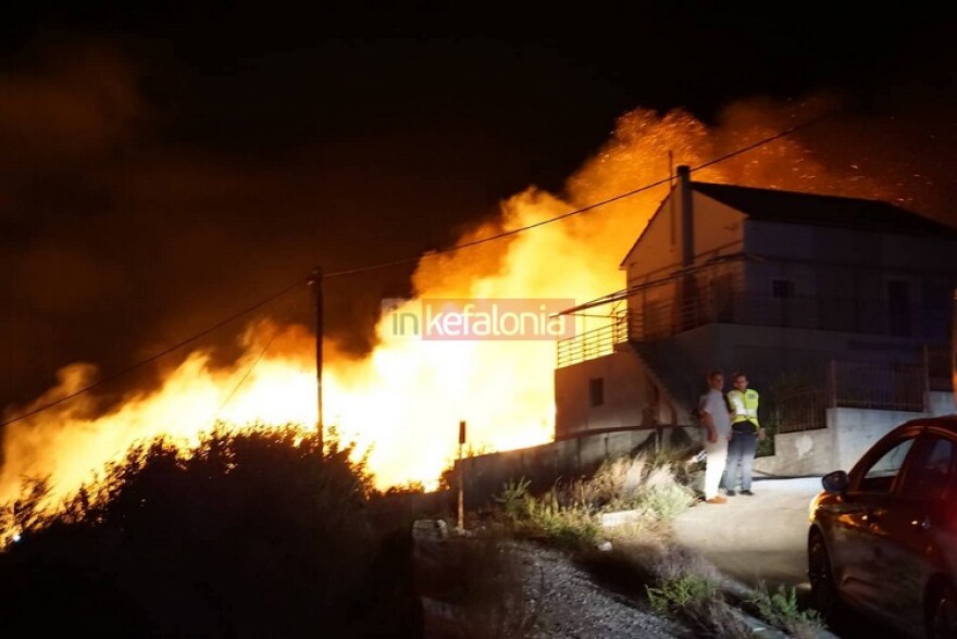 Κεφαλονιά: Ολονύχτια μάχη με τις φλόγες έξω από το χωριό Ζόλα