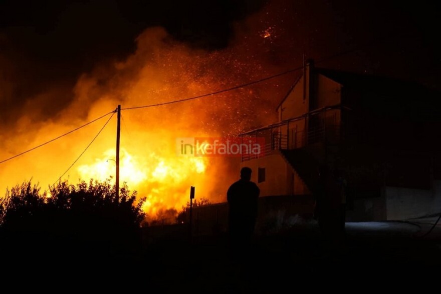 Κεφαλονιά: Ολονύχτια μάχη με τις φλόγες έξω από το χωριό Ζόλα