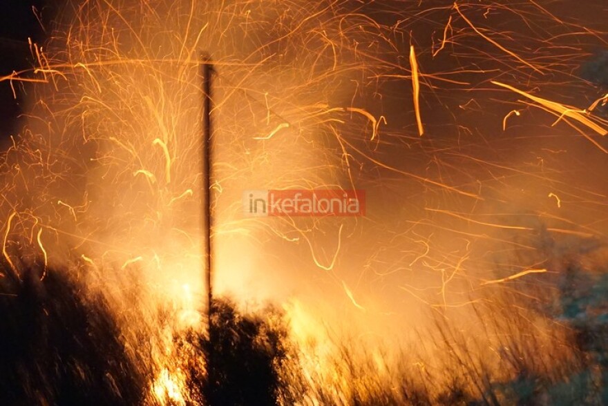 Κεφαλονιά: Ολονύχτια μάχη με τις φλόγες έξω από το χωριό Ζόλα