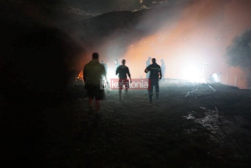 Κεφαλονιά: Ολονύχτια μάχη με τις φλόγες έξω από το χωριό Ζόλα
