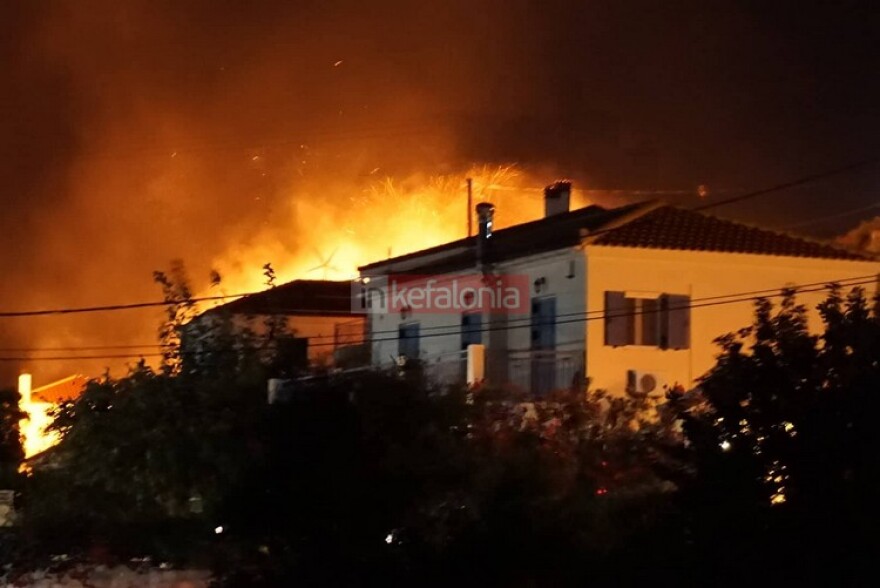 Κεφαλονιά: Ολονύχτια μάχη με τις φλόγες έξω από το χωριό Ζόλα