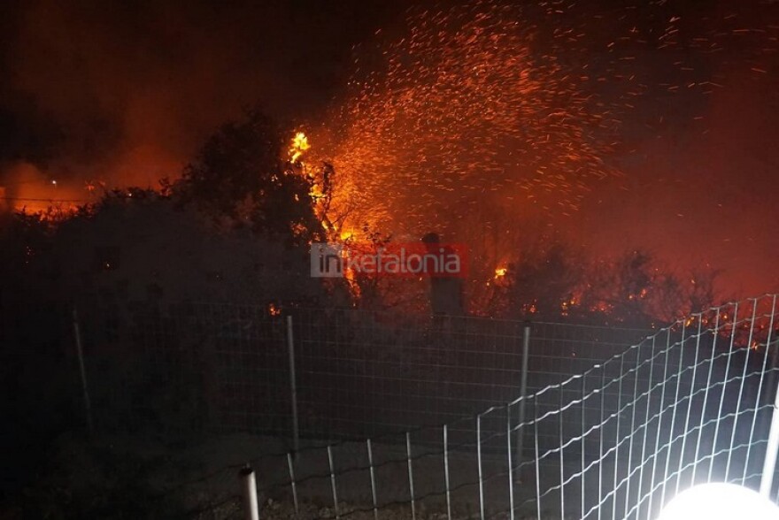 Κεφαλονιά: Ολονύχτια μάχη με τις φλόγες έξω από το χωριό Ζόλα
