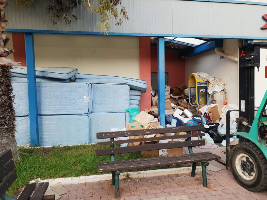 Εικόνες ντροπής: Δείτε πώς παράτησε ο Ψινάκης τις προμήθειες για τους πυρόπληκτους 