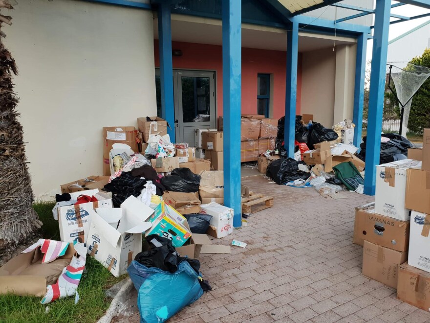 Εικόνες ντροπής: Δείτε πώς παράτησε ο Ψινάκης τις προμήθειες για τους πυρόπληκτους 