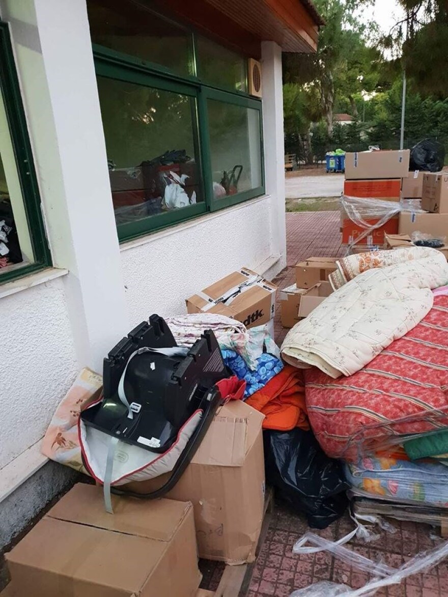 Εικόνες ντροπής: Δείτε πώς παράτησε ο Ψινάκης τις προμήθειες για τους πυρόπληκτους 