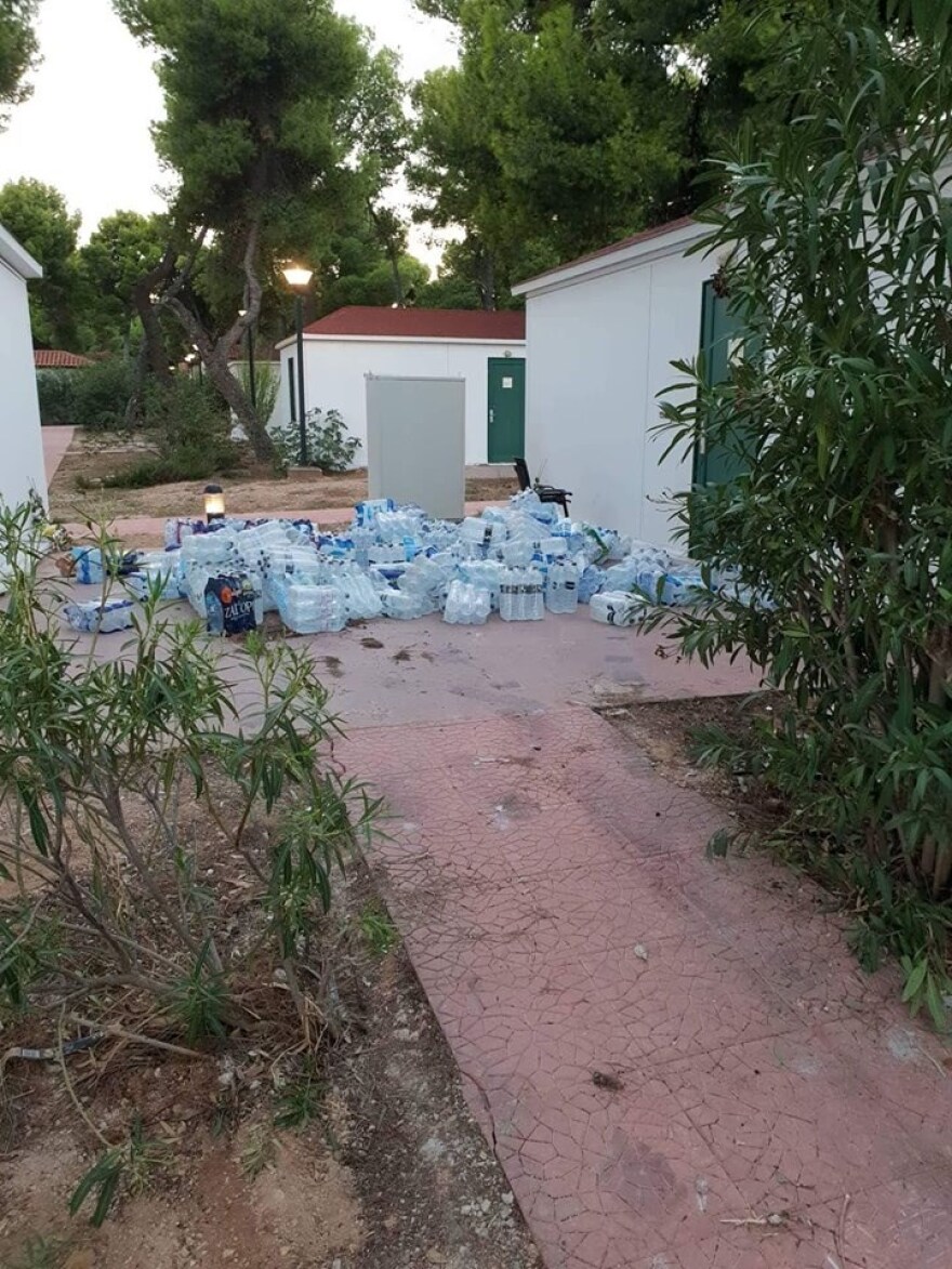 Εικόνες ντροπής: Δείτε πώς παράτησε ο Ψινάκης τις προμήθειες για τους πυρόπληκτους 