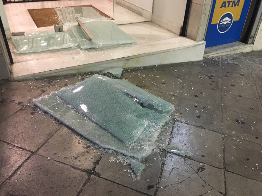 Ένταση και βανδαλισμοί καταστημάτων στο κέντρο της Αθήνας στην πορεία για τον Ζακ Κωστόπουλο