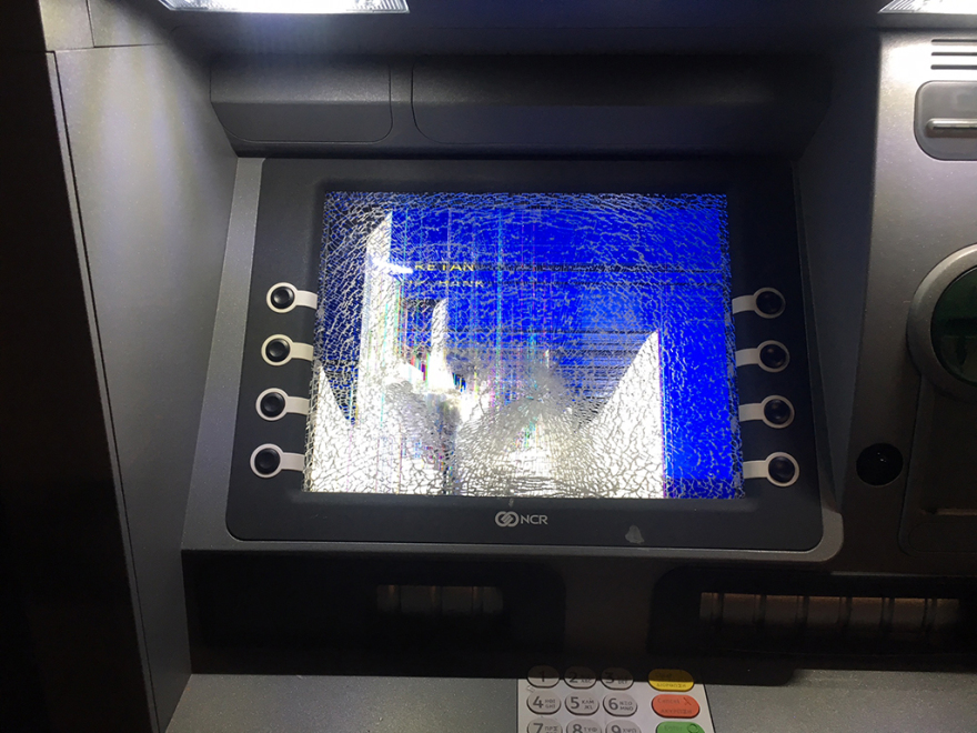 Ένταση και βανδαλισμοί καταστημάτων στο κέντρο της Αθήνας στην πορεία για τον Ζακ Κωστόπουλο