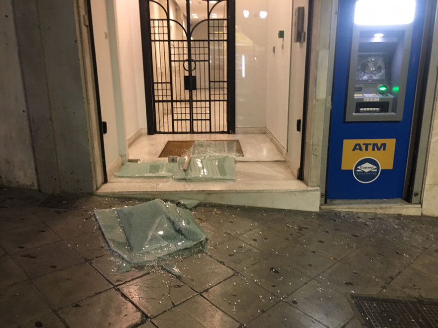 Ένταση και βανδαλισμοί καταστημάτων στο κέντρο της Αθήνας στην πορεία για τον Ζακ Κωστόπουλο