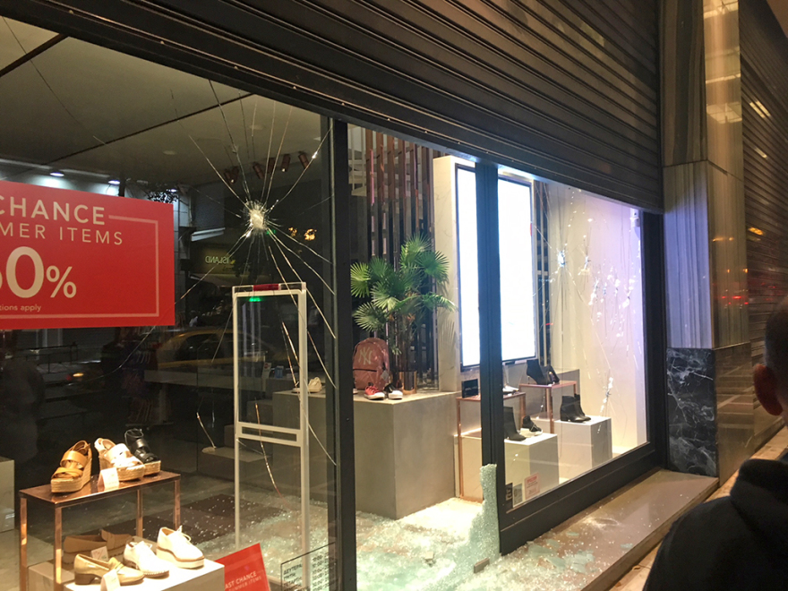 Ένταση και βανδαλισμοί καταστημάτων στο κέντρο της Αθήνας στην πορεία για τον Ζακ Κωστόπουλο