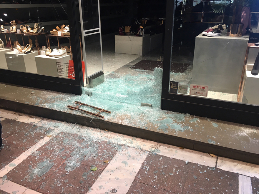 Ένταση και βανδαλισμοί καταστημάτων στο κέντρο της Αθήνας στην πορεία για τον Ζακ Κωστόπουλο