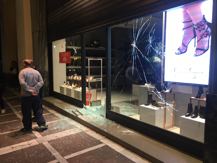 Ένταση και βανδαλισμοί καταστημάτων στο κέντρο της Αθήνας στην πορεία για τον Ζακ Κωστόπουλο