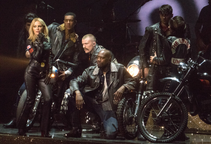 Kylie Minogue: Λαμπερή στη σκηνή μετά από έναν δύσκολο χωρισμό 