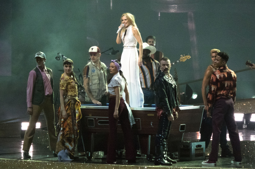 Kylie Minogue: Λαμπερή στη σκηνή μετά από έναν δύσκολο χωρισμό 