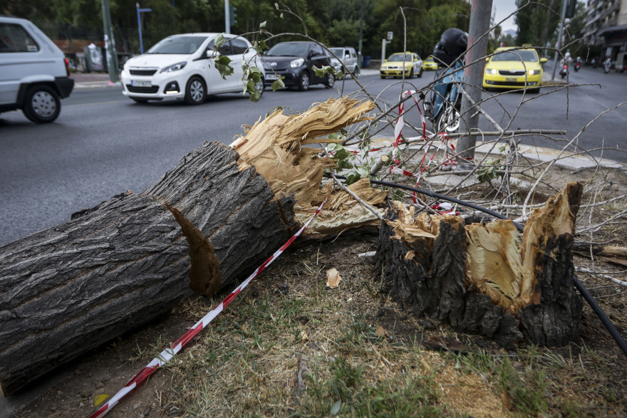 Δεν υποχωρεί η κακοκαιρία: Παραμένουν δεμένα τα πλοία στα λιμάνια