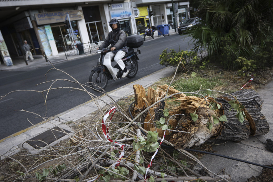 Δεν υποχωρεί η κακοκαιρία: Παραμένουν δεμένα τα πλοία στα λιμάνια