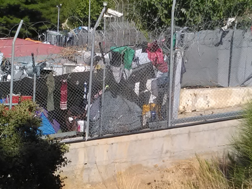 Φωτογραφίες: Ασφυκτικά γεμάτο το hotspot στη Σάμο - Τραγικές συνθήκες για 4.000 πρόσφυγες 